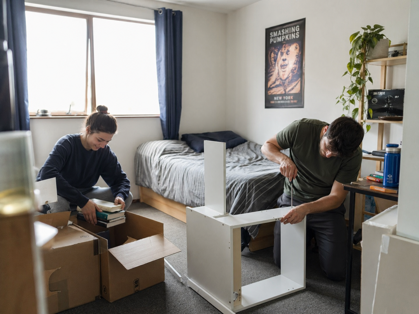 Studentin richtet WG-Zimmer nach dem Umzug ein