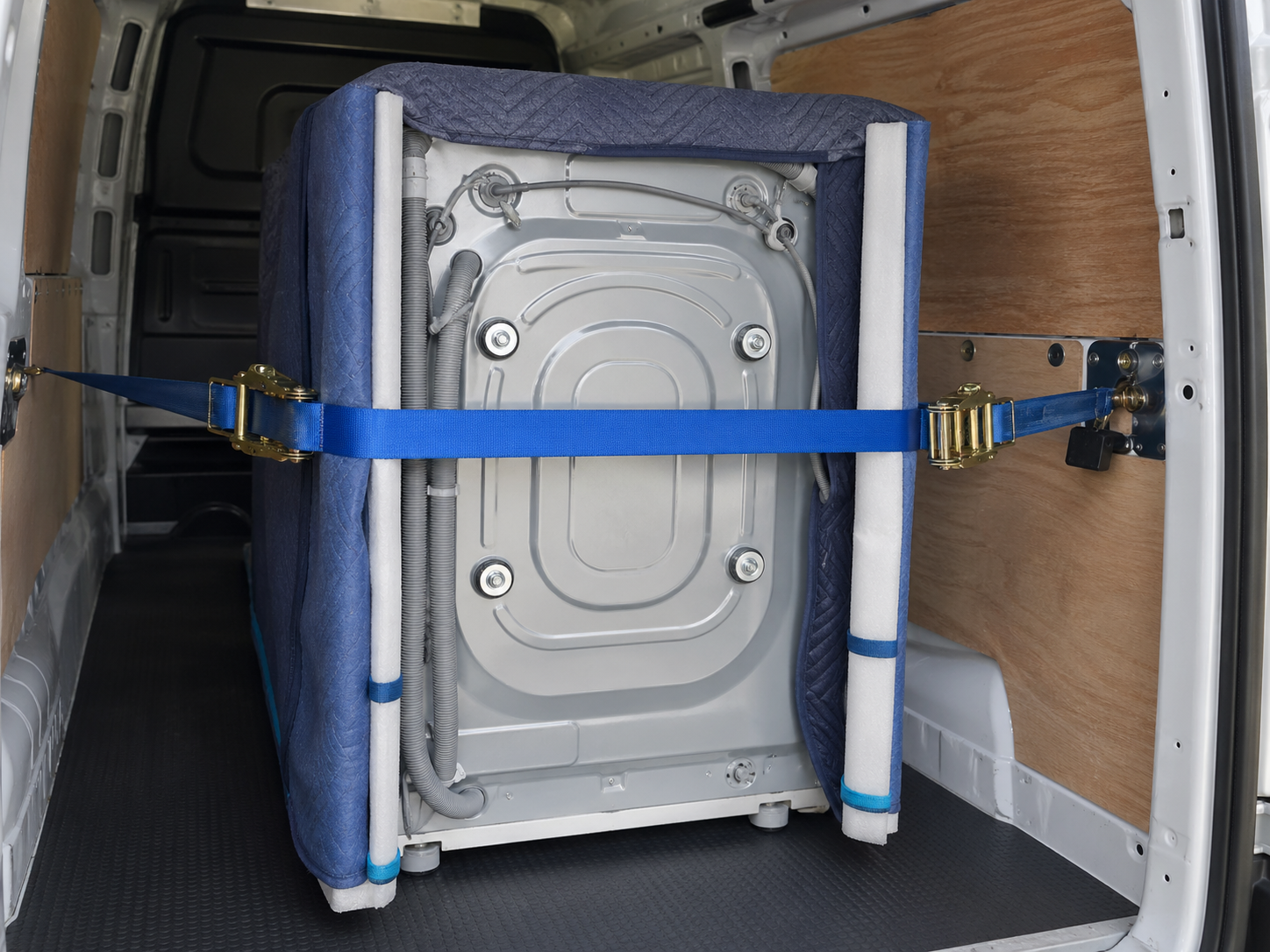 Waschmaschine wird für den sicheren Gerätetransport vorbereitet